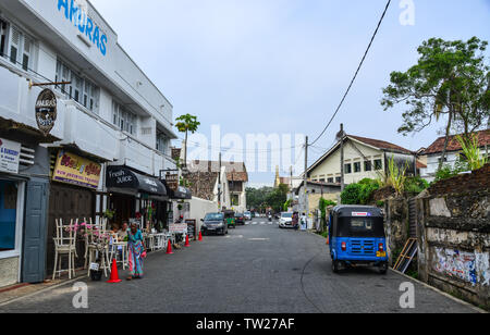 Galle, Sri Lanka - Dec 21, 2018. Malerischer Blick auf Straße an der alten kolonialen Fort Galle in Sri Lanka. Galle ist eine Stadt an der Südwestküste von Sri Lanka. Stockfoto