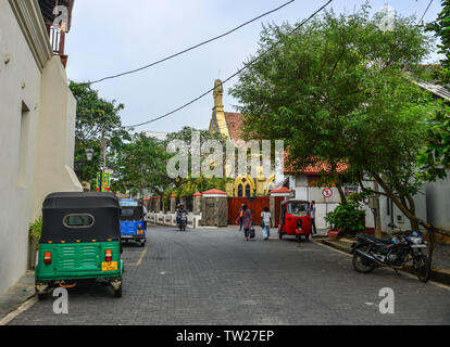 Galle, Sri Lanka - Dec 21, 2018. Malerischer Blick auf Straße an der alten kolonialen Fort Galle in Sri Lanka. Galle ist eine Stadt an der Südwestküste von Sri Lanka. Stockfoto
