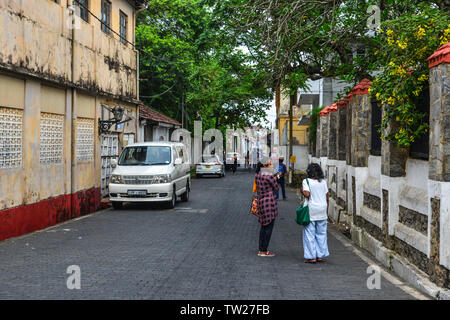 Galle, Sri Lanka - Dec 21, 2018. Malerischer Blick auf Straße an der alten kolonialen Fort Galle in Sri Lanka. Galle ist eine Stadt an der Südwestküste von Sri Lanka. Stockfoto