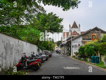 Galle, Sri Lanka - Dec 21, 2018. Malerischer Blick auf Straße an der alten kolonialen Fort Galle in Sri Lanka. Galle ist eine Stadt an der Südwestküste von Sri Lanka. Stockfoto