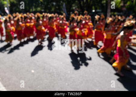 DENPASAR/BALI - 15. JUNI 2019: Junge balinesische Frauen tragen traditionelle balinesische Kopfschmuck und traditionellen Sarong bei der Eröffnung des Bali Kunst Stockfoto