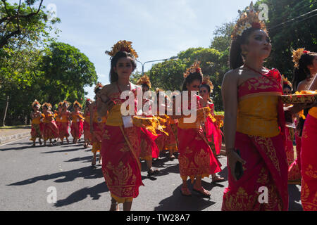 DENPASAR/BALI - 15. JUNI 2019: Junge balinesische Frauen tragen traditionelle balinesische Kopfschmuck und traditionellen Sarong bei der Eröffnung des Bali Kunst Stockfoto