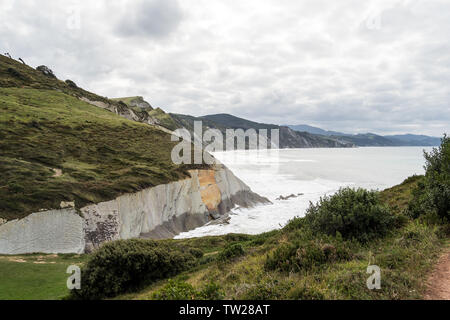 Die acantilado Flysch in La Ravoire - Baskenland. Flysch ist eine Sequenz von Sedimentgestein Schichten, die Fortschritte von Tiefsee- und Trübung flow dep Stockfoto