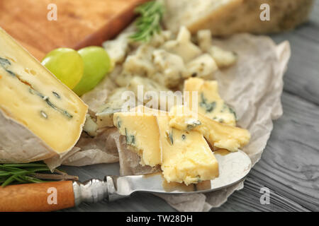 Stück Blauschimmelkäse auf Pergament, Nahaufnahme Stockfoto