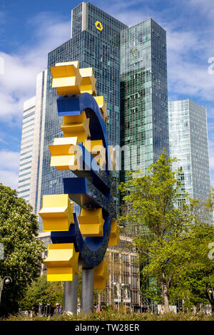 Skyline von Frankfurt am Main, Wolkenkratzer an der Taunusanlage, Financial District, City Centre, euro Skulptur vor dem Eurotower, Stockfoto