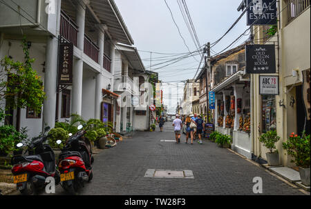 Galle, Sri Lanka - Dec 21, 2018. Malerischer Blick auf Straße an der alten kolonialen Fort Galle in Sri Lanka. Galle ist eine Stadt an der Südwestküste von Sri Lanka. Stockfoto