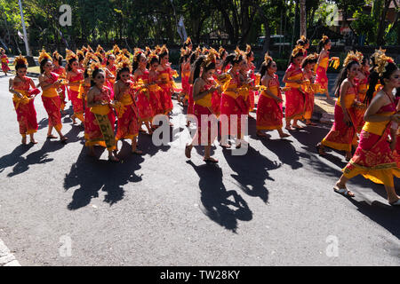 DENPASAR/BALI - 15. JUNI 2019: Junge balinesische Frauen tragen traditionelle balinesische Kopfschmuck und traditionellen Sarong bei der Eröffnung des Bali Kunst Stockfoto