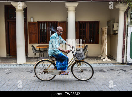 Galle, Sri Lanka - Dec 21, 2018. Eine edlerly Mann, der mit dem Fahrrad auf den Straßen von Galle, Sri Lanka. Stockfoto