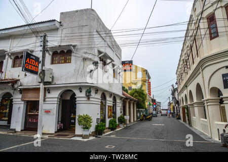 Galle, Sri Lanka - Dec 21, 2018. Malerischer Blick auf Straße an der alten kolonialen Fort Galle in Sri Lanka. Galle ist eine Stadt an der Südwestküste von Sri Lanka. Stockfoto