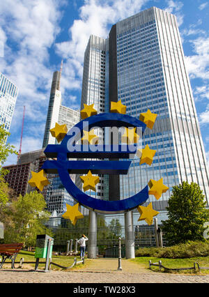 Skyline von Frankfurt am Main, Wolkenkratzer an der Taunusanlage, Financial District, City Centre, euro Skulptur vor dem Eurotower, Stockfoto