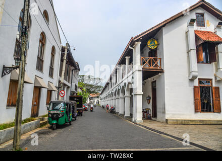 Galle, Sri Lanka - Dec 21, 2018. Malerischer Blick auf Straße an der alten kolonialen Fort Galle in Sri Lanka. Galle ist eine Stadt an der Südwestküste von Sri Lanka. Stockfoto