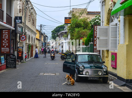 Galle, Sri Lanka - Dec 21, 2018. Malerischer Blick auf Straße an der alten kolonialen Fort Galle in Sri Lanka. Galle ist eine Stadt an der Südwestküste von Sri Lanka. Stockfoto
