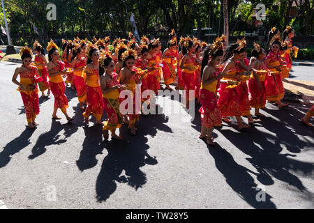 DENPASAR/BALI - 15. JUNI 2019: Junge balinesische Frauen tragen traditionelle balinesische Kopfschmuck und traditionellen Sarong bei der Eröffnung des Bali Kunst Stockfoto