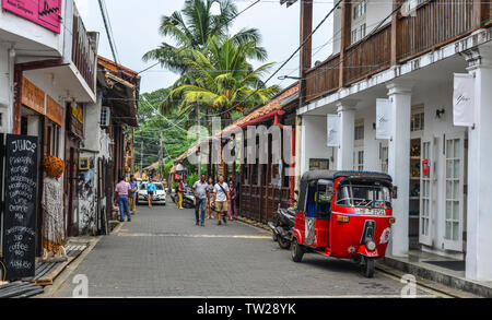 Galle, Sri Lanka - Dec 21, 2018. Malerischer Blick auf Straße an der alten kolonialen Fort Galle in Sri Lanka. Galle ist eine Stadt an der Südwestküste von Sri Lanka. Stockfoto