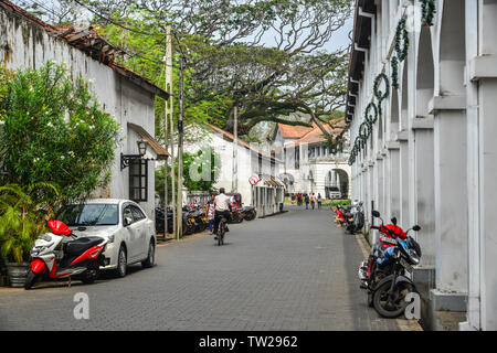 Galle, Sri Lanka - Dec 21, 2018. Malerischer Blick auf Straße an der alten kolonialen Fort Galle in Sri Lanka. Galle ist eine Stadt an der Südwestküste von Sri Lanka. Stockfoto