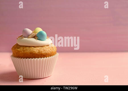 Köstlich Ostern Cupcake auf rosa Hintergrund Stockfoto