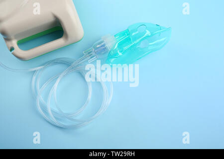 Vernebler für Asthma und Erkrankungen der Atemwege auf hellen Hintergrund Stockfoto