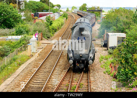 LNER Class A4 Pacific No 60009 'Union of South Africa' verlässt mit dem Dartmouth Express den Bahnsteig bei Dawlish Warren nach Kingswear, 08.06.2019. Stockfoto