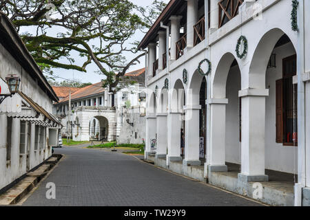 Galle, Sri Lanka - Dec 21, 2018. Malerischer Blick auf Straße an der alten kolonialen Fort Galle in Sri Lanka. Galle ist eine Stadt an der Südwestküste von Sri Lanka. Stockfoto