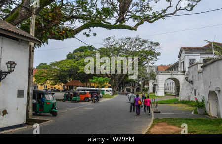 Galle, Sri Lanka - Dec 21, 2018. Malerischer Blick auf Straße an der alten kolonialen Fort Galle in Sri Lanka. Galle ist eine Stadt an der Südwestküste von Sri Lanka. Stockfoto