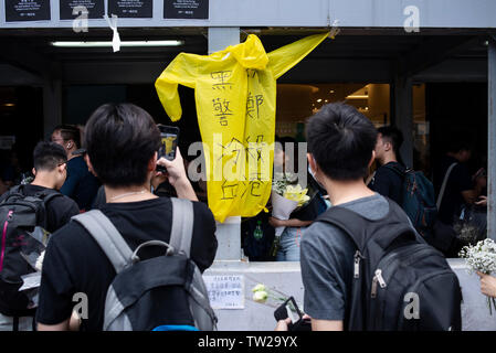 Trauernde Blumen für einen 35-jährigen Mann, der von einem Gerüst am Tag zuvor nach dem Aufhängen einer anti-auslieferungsrecht Banner fiel zu bezahlen. Fast zwei Millionen Menschen an der Demonstration in eine weitere Runde der Protest fordert die Regierung von Hongkong die Auslieferung Gesetzentwurf zurückzuziehen. Trotz versuchen, den Chief Executive Carrie Lam der Spannungen durch die Vereinbarung den umstrittenen Entwurf auszusetzen, in der Nähe von 2 Millionen Menschen in den Sonntag Rallye teilgenommen zu erleichtern, so die Veranstalter. Die Demonstranten für die Rücknahme der umstrittenen Auslieferung Rechnung genannt, die Releas Stockfoto