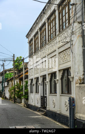 Galle, Sri Lanka - Dec 21, 2018. Malerischer Blick auf Straße an der alten kolonialen Fort Galle in Sri Lanka. Galle ist eine Stadt an der Südwestküste von Sri Lanka. Stockfoto