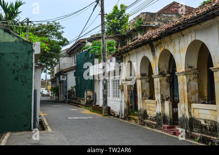 Galle, Sri Lanka - Dec 21, 2018. Malerischer Blick auf Straße an der alten kolonialen Fort Galle in Sri Lanka. Galle ist eine Stadt an der Südwestküste von Sri Lanka. Stockfoto