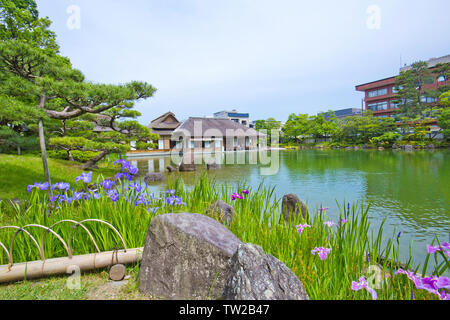 Yokokan ist ein Garten in der Edo Periode erstellt. Es diente einst als Villa der Matsudairas, der ehemaligen feudalen Familie der Fukui Domain. Stockfoto