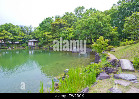 Yokokan ist ein Garten in der Edo Periode erstellt. Es diente einst als Villa der Matsudairas, der ehemaligen feudalen Familie der Fukui Domain. Stockfoto