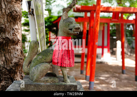 Heilige Fox, oder kitsune Statue in japanischen Schrein in Fukuoka City Stockfoto