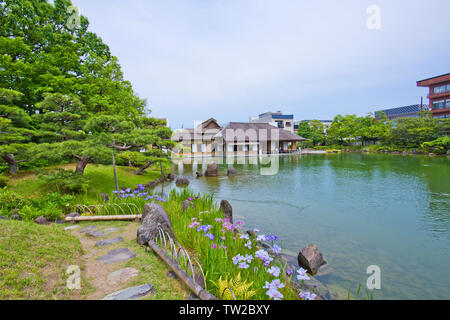 Yokokan ist ein Garten in der Edo Periode erstellt. Es diente einst als Villa der Matsudairas, der ehemaligen feudalen Familie der Fukui Domain. Stockfoto