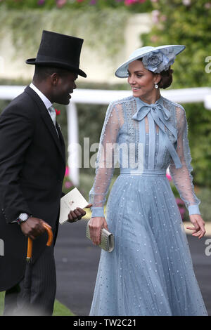 Katharina, Herzogin von Cambridge nimmt an den ersten Tag des Royal Ascot Hotel in Ascot Pferderennbahn in Berkshire, England. 18. JUNI 2019. Credit: Trevor Adams/Matrix/MediaPunch *** KEINE UK *** REF: MTX 192207 Stockfoto