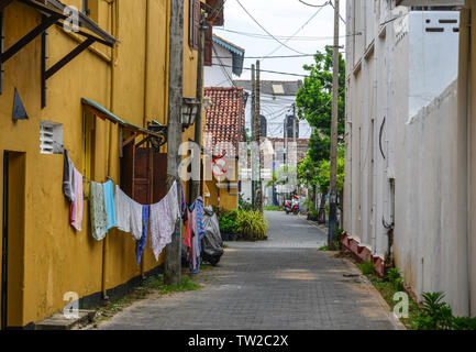 Galle, Sri Lanka - Dec 21, 2018. Malerischer Blick auf Straße an der alten kolonialen Fort Galle in Sri Lanka. Galle ist eine Stadt an der Südwestküste von Sri Lanka. Stockfoto