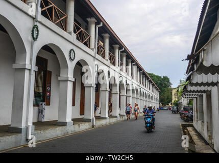 Galle, Sri Lanka - Dec 21, 2018. Malerischer Blick auf Straße an der alten kolonialen Fort Galle in Sri Lanka. Galle ist eine Stadt an der Südwestküste von Sri Lanka. Stockfoto
