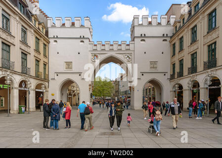 Leute, die sich vor dem Karlstor in München, Deutschland Stockfoto