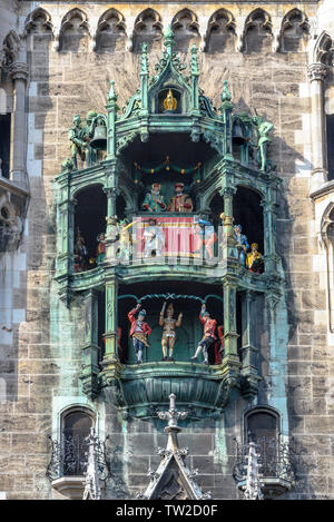 Eine enge Sicht der Rathaus-Glockenspiel München, Deutschland Stockfoto