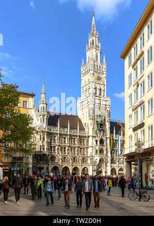 Der Turm des Neuen Rathaus mit Blick auf den Marienplatz im Zentrum von München, Deutschland an einem sonnigen Frühlingstag Stockfoto