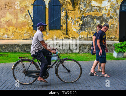 Galle, Sri Lanka - Dec 21, 2018. Eine edlerly Mann, der mit dem Fahrrad auf den Straßen von Galle, Sri Lanka. Stockfoto