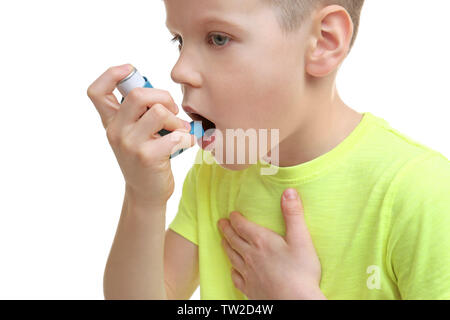 Kleiner Junge mit Asthma Inhalator, Nahaufnahme Stockfoto