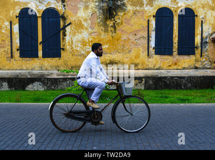 Galle, Sri Lanka - Dec 21, 2018. Eine edlerly Mann, der mit dem Fahrrad auf den Straßen von Galle, Sri Lanka. Stockfoto