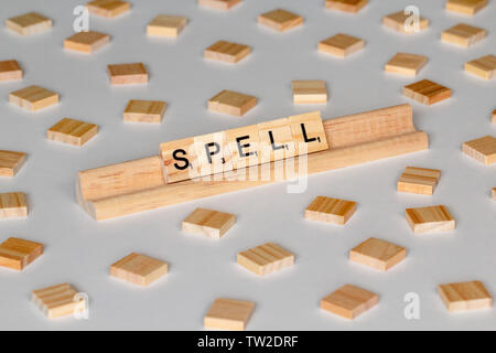 Scrabble Spiel Holz Fliesen Rechtschreibung 'Durch Hypotheken' Stockfoto