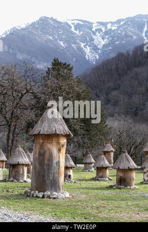 Imkerei in den Bergen mit vielen Bienenstöcke Honig zu sammeln. Produktion von Pure Mountain Honig. Selektive konzentrieren. Stockfoto