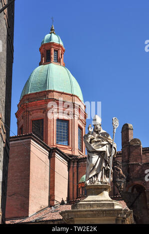 Statue von San Petronio und die Kuppel der Kirche San Bartolomeo, Bologna, Italien, Europa Stockfoto