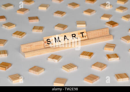 Scrabble Spiel Holz Fliesen Rechtschreibung 'Smart' Stockfoto