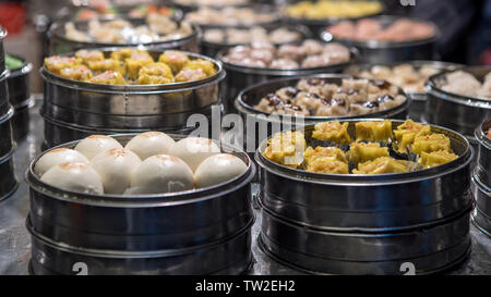 Anbieter Vorbereitung und Verkauf Shaomai im Asian Street Food Night Market in Taiwan. Knödel ist ein traditionelles Chinesisch essen. Orientalisches Restaurant Stockfoto
