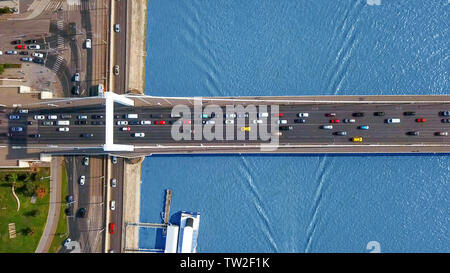 Von oben nach unten Luftbild-Datenverkehr auf der Elisabeth Brücke, Budapest, Ungarn. Stockfoto