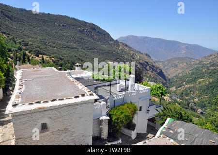 Blick auf das poqueira Tal von dem malerischen Dorf Bubion in Las Alpujarras, in der Nähe von Granada in Südspanien. Stockfoto