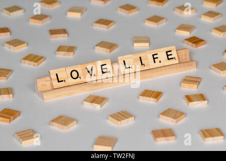 Scrabble Spiel Holz Fliesen Schreibweise "liebe Leben" Stockfoto