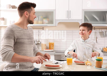 Vater und Sohn Mittagessen zu Hause in Stockfoto