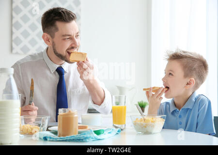 Vater und Sohn Mittagessen zu Hause in Stockfoto